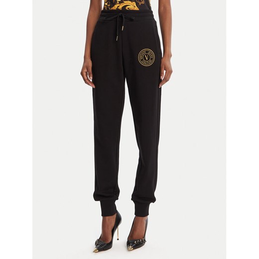 Versace Jeans Couture Spodnie dresowe 79HAAT00 CF01T Czarny Regular Fit ze sklepu MODIVO w kategorii Spodnie damskie - zdjęcie 184730299