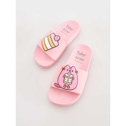 Reserved - Klapki Pusheen - pastelowy róż ze sklepu Reserved w kategorii Klapki damskie - zdjęcie 184733985