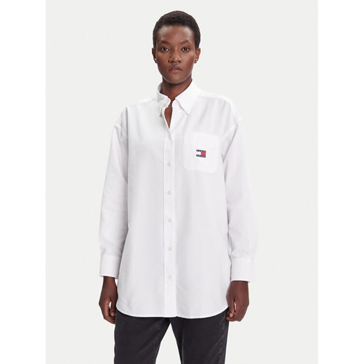 Tommy Jeans Koszula Badge DW0DW20988 Biały Oversize ze sklepu MODIVO w kategorii Koszule damskie - zdjęcie 184752908