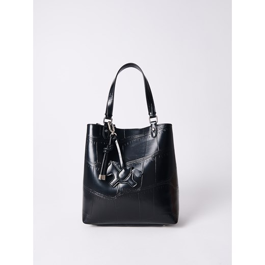 Mohito - Czarna torba worek z brelokiem - czarny ze sklepu Mohito w kategorii Torby Shopper bag - zdjęcie 184777088