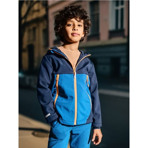 Sinsay - Kurtka z kapturem typu soft shell - granatowy - id: 212DL-59X - marki Sinsay - 184782836 Sinsay - Kurtka z kapturem typu soft shell - granatowy ze sklepu Sinsay w kategorii Kurtki chłopięce - zdjęcie 184782836