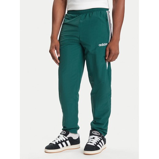 adidas Spodnie dresowe JX3055 Zielony Regular Fit ze sklepu MODIVO w kategorii Spodnie męskie - zdjęcie 184787705