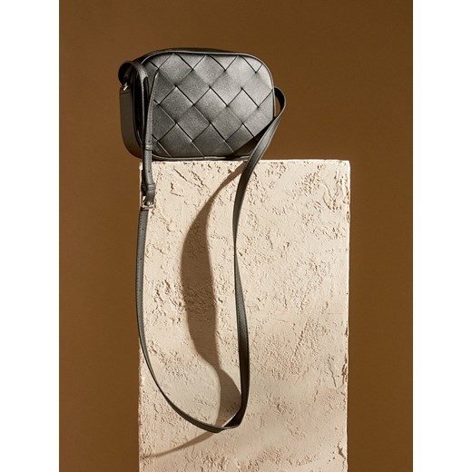 Sinsay - Torebka crossbody z imitacji skóry z plecionką - czarny Sinsay One Size Sinsay