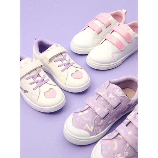 Sinsay - Sneakersy na rzepy z brokatem - biały Sinsay 29 Sinsay