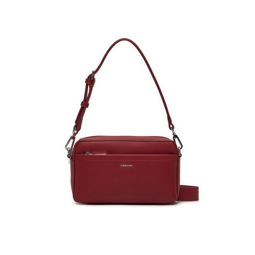 Calvin Klein Torebka Ck Must Convertible Camera Bag K60K612280 Bordowy ze sklepu MODIVO w kategorii Listonoszki - zdjęcie 184797726