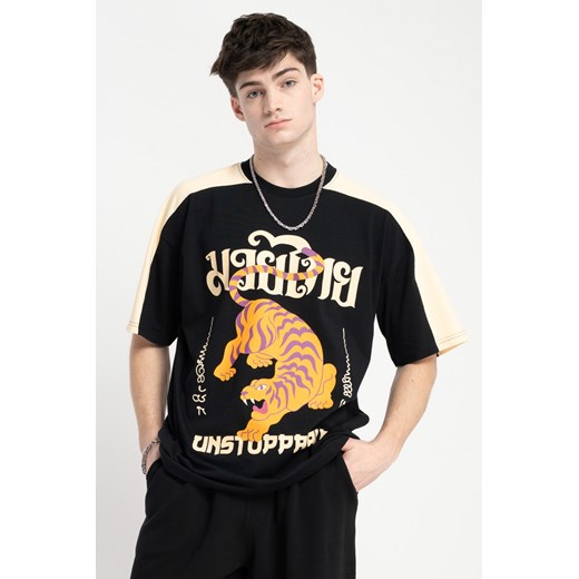 Kolorowy t-shirt z autorską grafiką z przodu, rozmiar - 146, kolor - czarny ze sklepu REPORTER w kategorii T-shirty chłopięce - zdjęcie 184808737