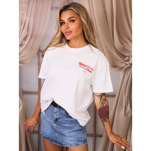 T-SHIRT Z CZERWONYM NAPISEM I APLIKACJĄ NA PLECACH- BIAŁY ze sklepu olika.com.pl w kategorii Bluzki damskie - zdjęcie 184809215