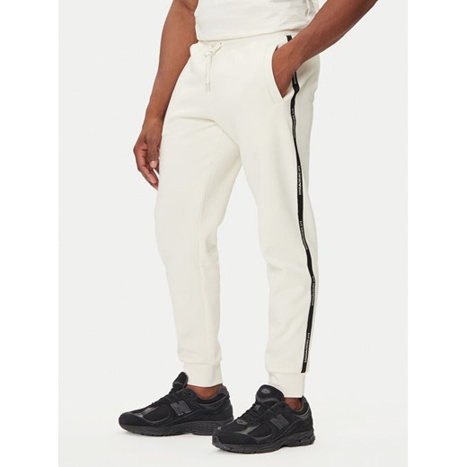 EA7 Emporio Armani Spodnie dresowe 7M000974 AF10377 U1105 Beżowy Regular Fit ze sklepu MODIVO w kategorii Spodnie męskie - zdjęcie 184810906