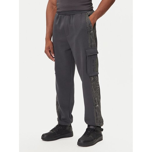 EA7 Emporio Armani Spodnie dresowe 7M001132 AF16549 U8117 Szary Regular Fit ze sklepu MODIVO w kategorii Spodnie męskie - zdjęcie 184810958