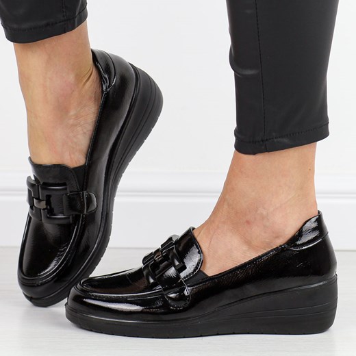 Czarne lakierowane mokasyny damskie na koturnie T.Sokolski J24-392 ze sklepu suzana.pl w kategorii Mokasyny damskie - zdjęcie 184826785