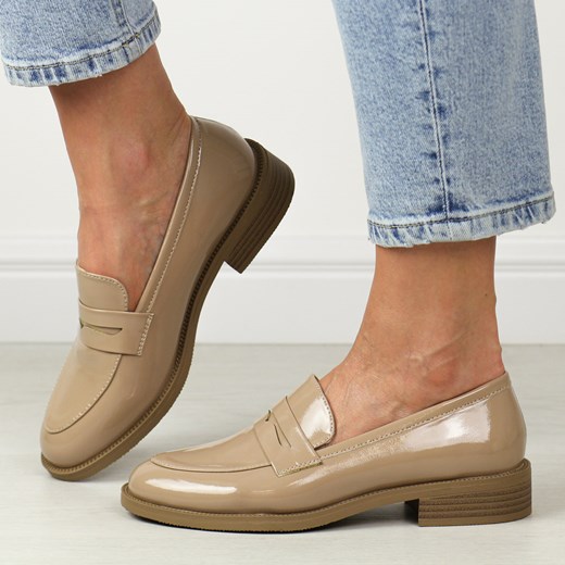 Beżowe lakierowane mokasyny damskie M.Daszyński 2398-4 ze sklepu suzana.pl w kategorii Półbuty damskie - zdjęcie 184836266