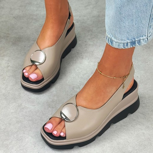 Beżowe skórzane sandały damskie na koturnie T.Sokolski L24-249 ze sklepu suzana.pl w kategorii Sandały damskie - zdjęcie 184836348