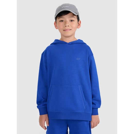 Chłopięca bluza dresowa nierozpinana z kapturem 4F 4FJRAW25TSWSM2490 - niebieska ze sklepu Sportstylestory.com w kategorii Bluzy chłopięce - zdjęcie 184839665