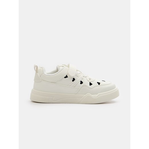 Sinsay - Sneakersy z haftem - biały Sinsay 32 Sinsay