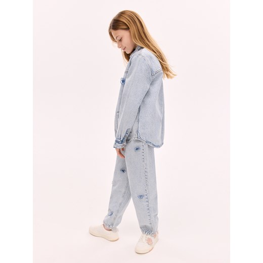Reserved - Jeansy mom fit z aplikacjami 3D - niebieski ze sklepu Reserved w kategorii Spodnie dziewczęce - zdjęcie 184854329