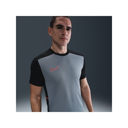 Męska koszulka piłkarska z krótkim rękawem Dri-FIT Nike Academy - Szary ze sklepu Nike poland w kategorii T-shirty męskie - zdjęcie 184862758