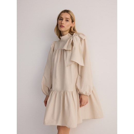 Reserved - Sukienka z ozdobnym wiązaniem - kremowy - id: 5174V-12X - marki Reserved - 184873226 Reserved - Sukienka z ozdobnym wiązaniem - kremowy ze sklepu Reserved w kategorii Sukienki - zdjęcie 184873226