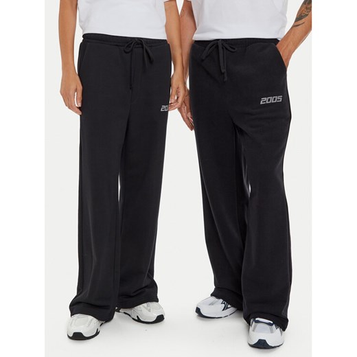 2005 Spodnie dresowe Unisex Cascade Czarny Relaxed Fit ze sklepu MODIVO w kategorii Spodnie męskie - zdjęcie 184875205