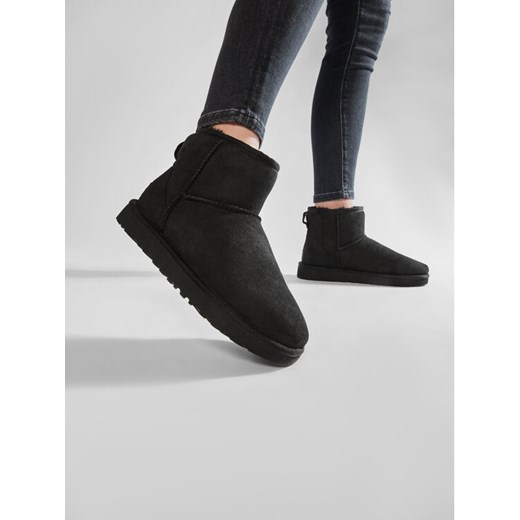 Ugg Śniegowce W Classic Mini II 1016222 Czarny ze sklepu MODIVO w kategorii Śniegowce damskie - zdjęcie 184888599