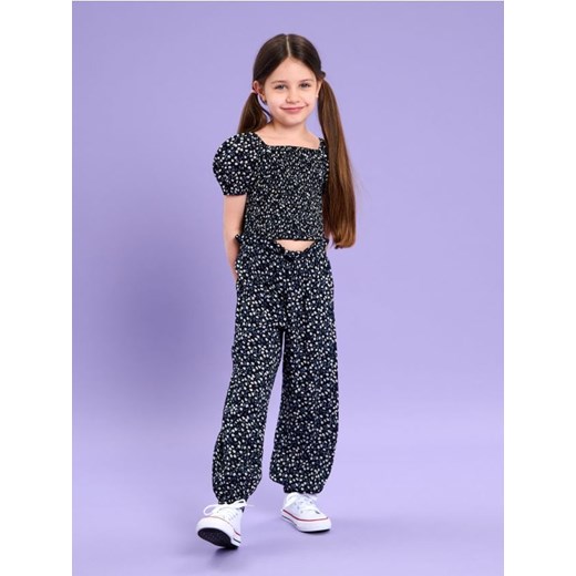 Sinsay - Luźne spodnie w kwiatowy wzór - czarny - id: 138CI-99X - marki Sinsay - 184904147 Sinsay - Luźne spodnie w kwiatowy wzór - czarny ze sklepu Sinsay w kategorii Spodnie dziewczęce - zdjęcie 184904147