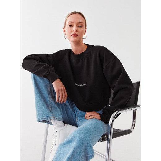 Calvin Klein Jeans Bluza J20J220689 Czarny Relaxed Fit ze sklepu MODIVO w kategorii Bluzy damskie - zdjęcie 184906145