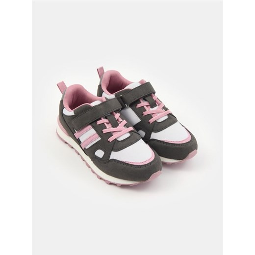 Sinsay - Sneakersy z odblaskowym elementem z imitacji zamszu - szary ze sklepu Sinsay w kategorii Buty sportowe dziecięce - zdjęcie 184915107