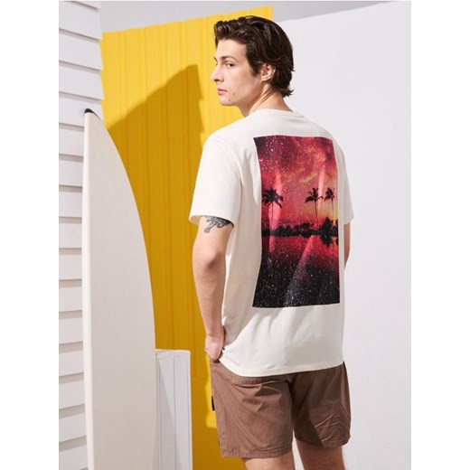 Sinsay - Bawełniana koszulka comfort fit z nadrukiem na plecach - kremowy ze sklepu Sinsay w kategorii T-shirty męskie - zdjęcie 184915997