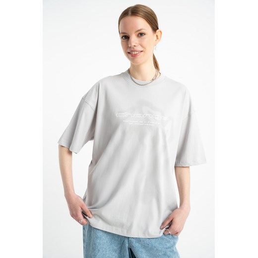 Jasnoszary t-shirt mega oversize z autorską grafiką z przodu, kolor - szary, rozmiar - 140 ze sklepu REPORTER w kategorii Bluzki dziewczęce - zdjęcie 184918739