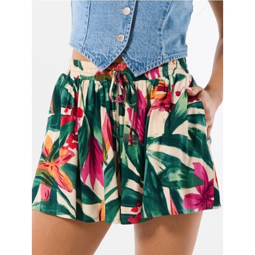 Sinsay - Wiskozowe szorty w egzotyczne kwiaty - wielobarwny ze sklepu Sinsay w kategorii Szorty - zdjęcie 184923638