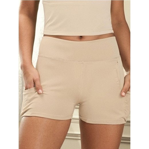 Sinsay - Dopasowane szorty sportowe Gym Hard - beżowy ze sklepu Sinsay w kategorii Szorty - zdjęcie 184923806