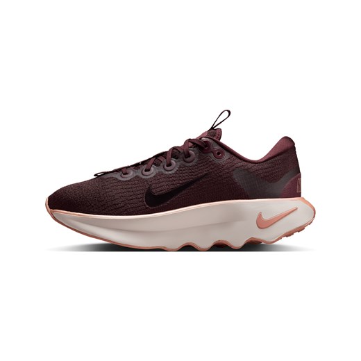 Damskie buty do chodzenia Nike Motiva - Czerwony ze sklepu Nike poland w kategorii Buty sportowe damskie - zdjęcie 184925226
