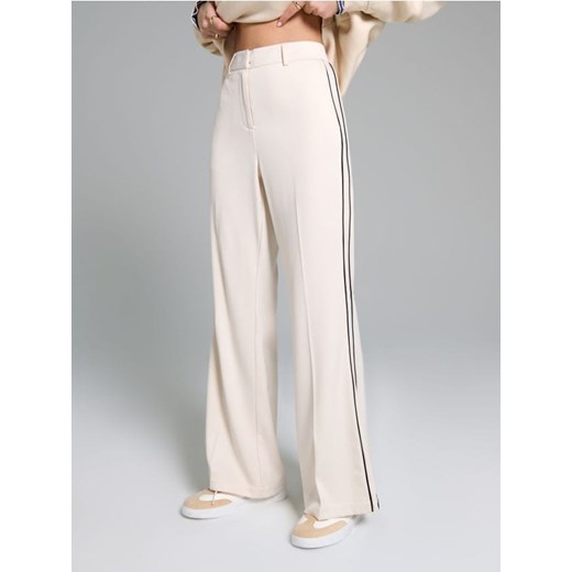 Sinsay - Spodnie w kant z kontrastową lamówką - kremowy Sinsay XXS wyprzedaż Sinsay