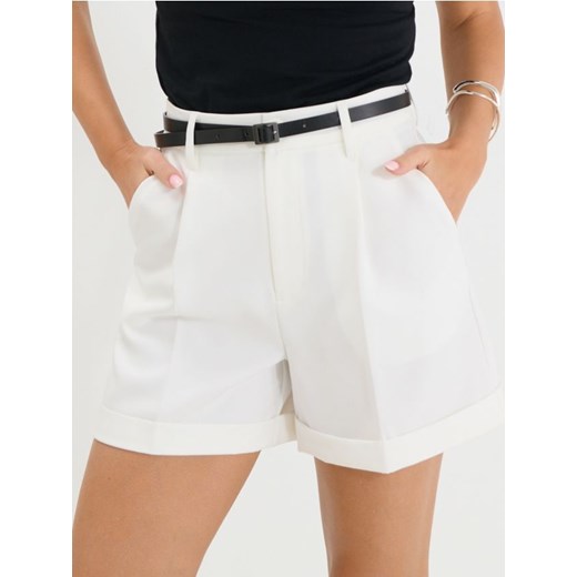 Sinsay - Szorty w kant - kremowy Sinsay XL promocja Sinsay