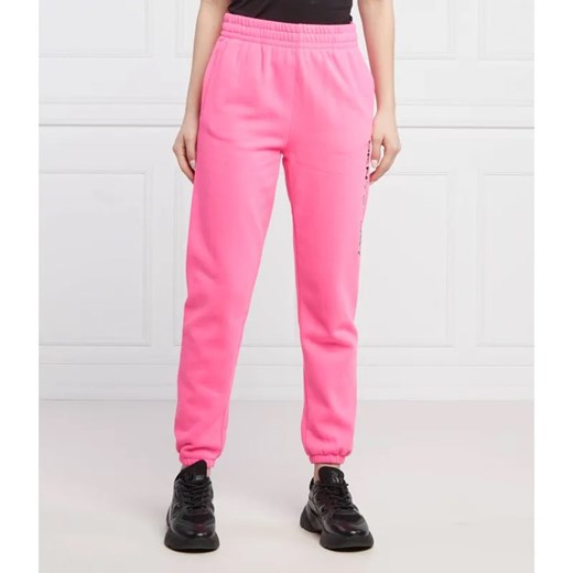 DKNY Sport Spodnie dresowe LAYERED | Regular Fit ze sklepu Gomez Fashion Store w kategorii Spodnie damskie - zdjęcie 184947467