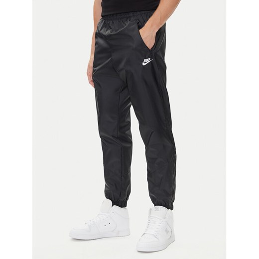 Nike Spodnie dresowe Windrunner DX0653 Czarny Standard Fit ze sklepu MODIVO w kategorii Spodnie męskie - zdjęcie 184950198