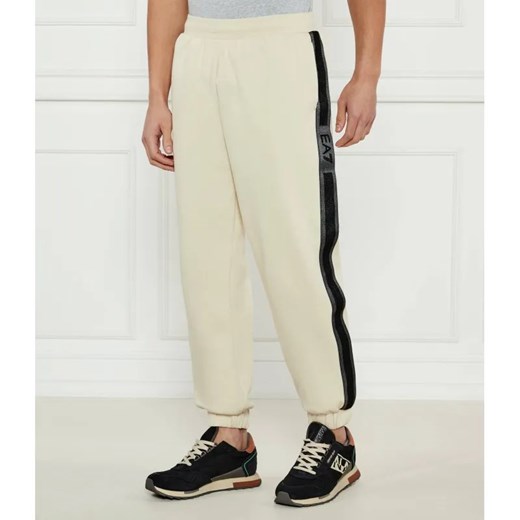 EA7 Spodnie dresowe | Modern fit ze sklepu Gomez Fashion Store w kategorii Spodnie męskie - zdjęcie 184984139