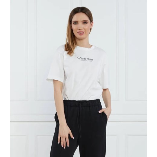 Calvin Klein T-shirt COORDINATES LOGO GRAPHIC T-SHIRT | Regular Fit ze sklepu Gomez Fashion Store w kategorii Bluzki damskie - zdjęcie 184997809