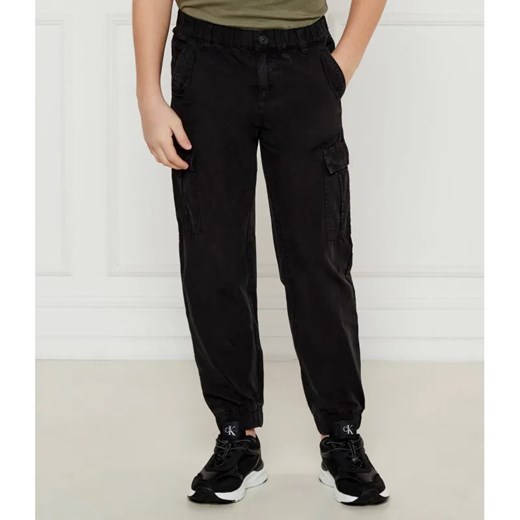 Guess Spodnie cargo | Regular Fit ze sklepu Gomez Fashion Store w kategorii Spodnie chłopięce - zdjęcie 185005047