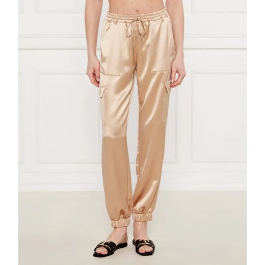 GUESS Satynowe spodnie jogger NEW MARZIA | Regular Fit ze sklepu Gomez Fashion Store w kategorii Spodnie damskie - zdjęcie 185006739
