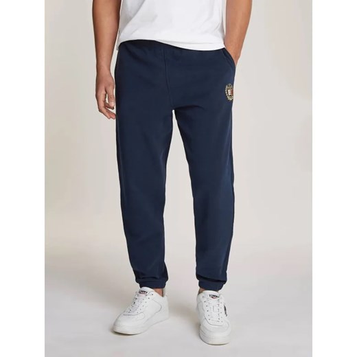 Tommy Jeans Spodnie dresowe Crest | Regular Fit ze sklepu Gomez Fashion Store w kategorii Spodnie męskie - zdjęcie 185006918