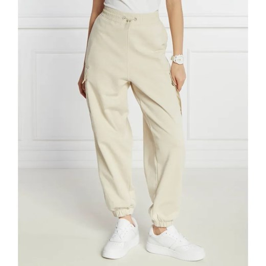 Tommy Jeans Spodnie dresowe | Regular Fit ze sklepu Gomez Fashion Store w kategorii Spodnie damskie - zdjęcie 185012318
