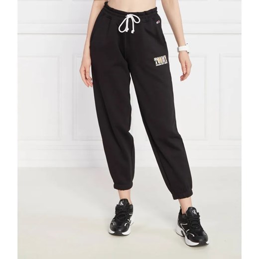 Tommy Jeans Spodnie dresowe TJW TJ LUXE 2 | Regular Fit ze sklepu Gomez Fashion Store w kategorii Spodnie damskie - zdjęcie 185014389