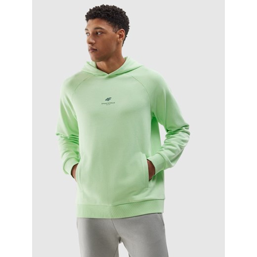 Męska bluza nierozpinana z kapturem 4F 4FWSS24TSWSM1010 - zielona ze sklepu Sportstylestory.com w kategorii Bluzy męskie - zdjęcie 185033076