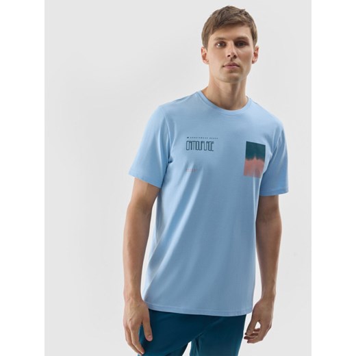 Męski t-shirt z nadrukiem 4F 4FWSS24TTSHM1289 - niebieski L Sportstylestory.com promocja