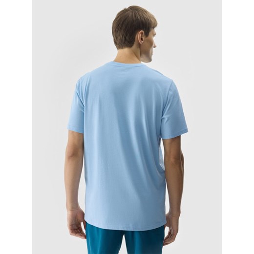 Męski t-shirt z nadrukiem 4F 4FWSS24TTSHM1289 - niebieski XL promocyjna cena Sportstylestory.com