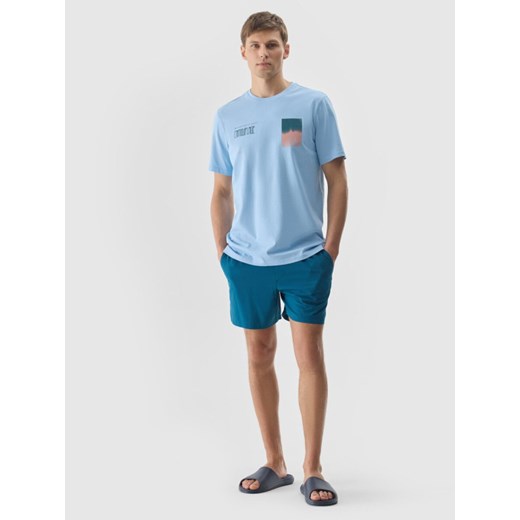 Męski t-shirt z nadrukiem 4F 4FWSS24TTSHM1289 - niebieski S okazyjna cena Sportstylestory.com