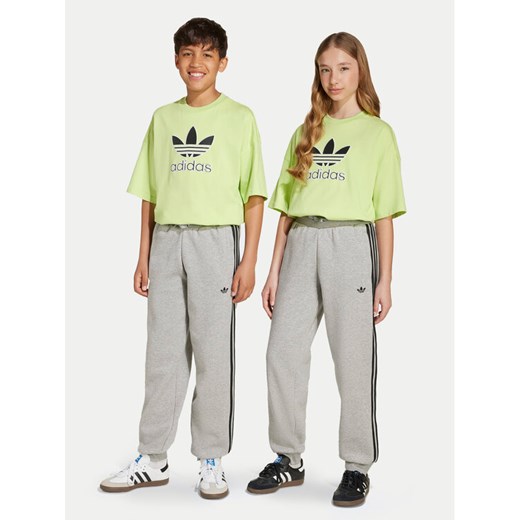 adidas Spodnie dresowe 3-Stripes JW1090 Szary Loose Fit ze sklepu MODIVO w kategorii Spodnie chłopięce - zdjęcie 185034548