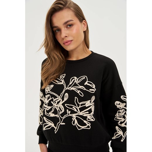 Bluza z aplikacją czarna ze sklepu Moodo.pl w kategorii Bluzy damskie - zdjęcie 185038065