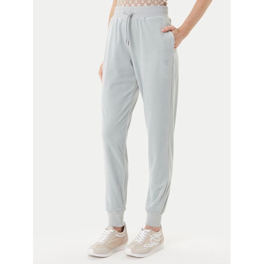 Guess Spodnie dresowe V3BB27 K0232 Zielony Regular Fit ze sklepu MODIVO w kategorii Spodnie damskie - zdjęcie 185039106