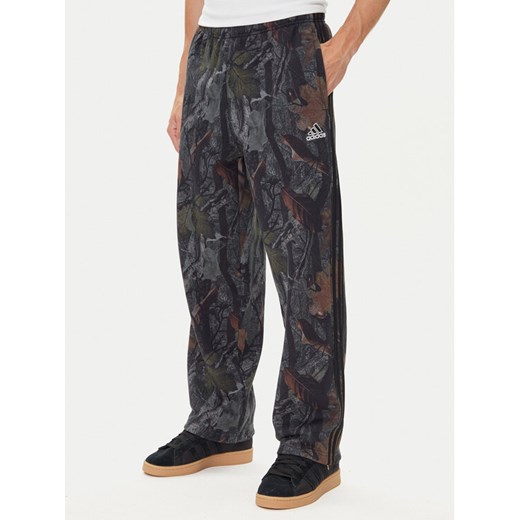 adidas Spodnie dresowe Camo JY2773 Szary Loose Fit ze sklepu MODIVO w kategorii Spodnie męskie - zdjęcie 185040777